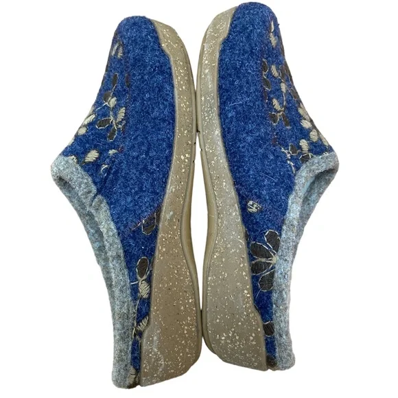 Taos Woolderness Blue and Tan Floral Embroidery Clog Mules - Picture 6 of 7
